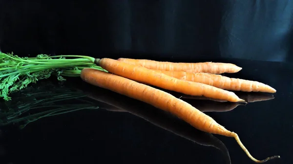 Zanahorias Frescas Cosecha Propia Sobre Fondo Oscuro —  Fotos de Stock