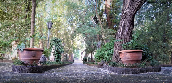 eski bir villanın antik parkta sokak. İtalya, Sicilya
