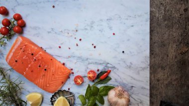  lezzetli aromatik otlar, baharatlar ve sebzeler - sağlıklı gıda, diyet veya pişirme kavramı ile taze somon fileto bölümünü