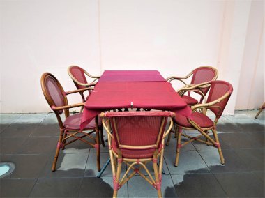 yağmurdan sonra bir açık hava kafede masa