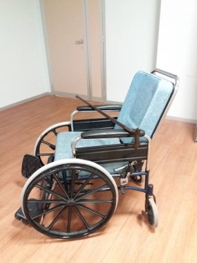 Hastane yürüyüş yolunda park edilmiş boş tekerlekli sandalye