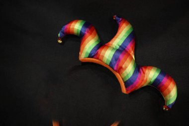 Karnaval Soytarı şapkası siyah arka plan üzerine.