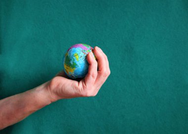  Dünya, insan eli toprağa