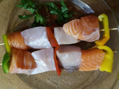 Biber ile taze çiğ somon şiş