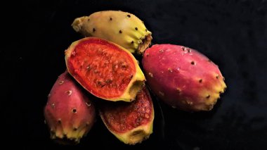 koyu arka plan üzerinde taze kaktüsler meyve