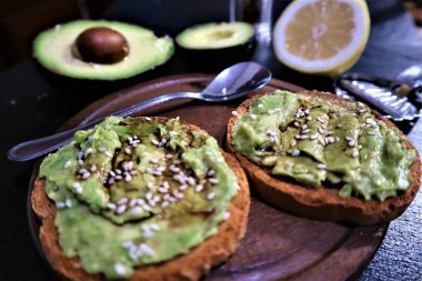 Avokado tost , tost ekmek m üzerinde havai manzaralı avokado sandviç