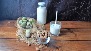 Ahşap masada badem ve taze süt