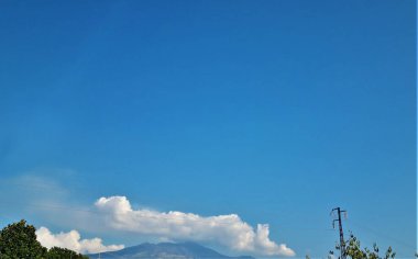 Etna Dağı üzerinde mavi bulutlu gökyüzünün doğal görünümü 