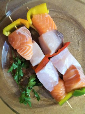 Biber ile taze çiğ somon şiş