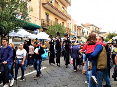 Zafferana, Sicilya / İtalya - 21 Ekim 2018: Sonbahar Festivali, sebze, meyve, et ürünleri, şeker, el işi