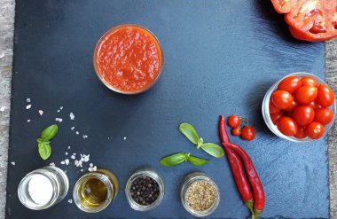 Masada malzemelerle lezzetli domates salçası