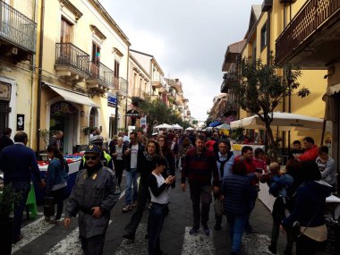 Zafferana, Sicilya / İtalya - 21 Ekim 2018: Sonbahar Festivali, sebze, meyve, et ürünleri, şeker, el işi