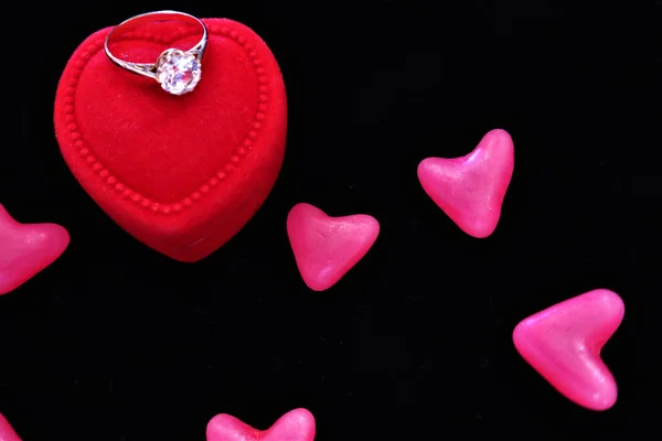 Сердца Красную Коробку Кольцами День Святого Валентина — стоковое фото
