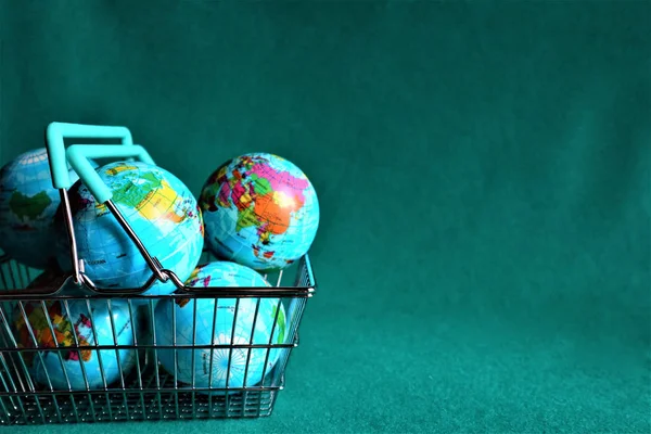 Alışveriş sepetinde Earths küre
