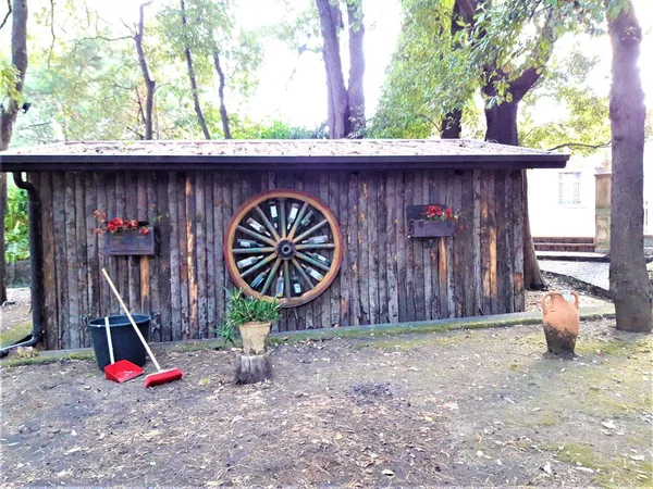 Antiguo Cobertizo Madera Con Accesorios Jardín —  Fotos de Stock