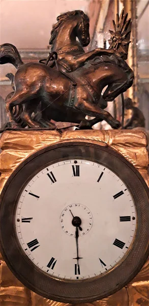 Vista Relógio Madeira Vintage Com Cavalos Escultura — Fotografia de Stock