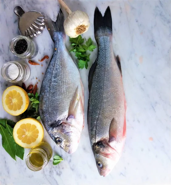 Peixe Fresco Sobre Fundo Mármore Com Limão Sal Pimenta — Fotografia de Stock