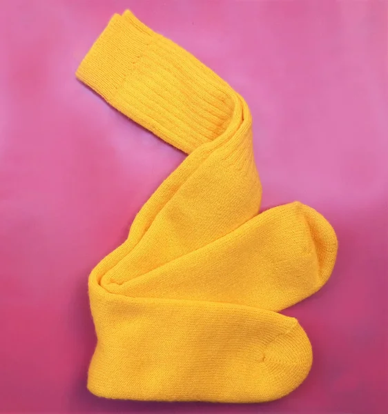 Ζεστές Μάλλινο Κίτρινες Κάλτσες Ένα Βυσσινί Φόντο — Φωτογραφία Αρχείου