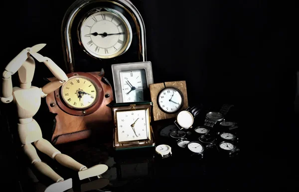 Figura Hombre Madera Con Relojes Sobre Fondo Oscuro — Foto de Stock