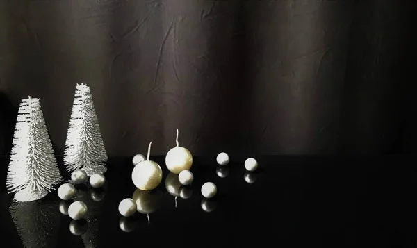 Composição Natal Com Mini Abetos Bugigangas Preto Branco — Fotografia de Stock