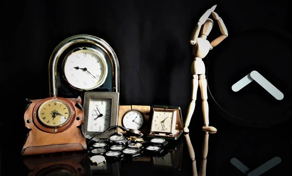 Homme Bois Figure Avec Des Horloges Sur Fond Sombre — Photo