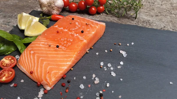 Deliziosa Porzione Filetto Salmone Fresco Con Erbe Aromatiche Spezie Verdure — Foto Stock