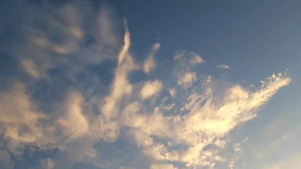 空に照らされた雲と夕日の雲景 — ストック写真