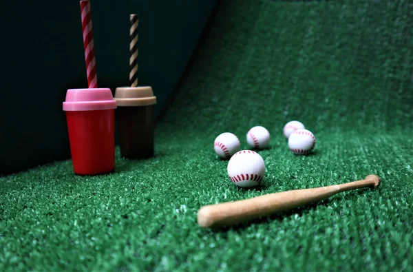 Baseball i nietoperz na zielonej trawie z kopią przestrzeni — Zdjęcie stockowe