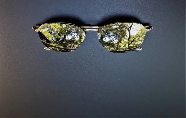 Yansıma Yeşil Ağaçlar Ile Aynalı Güneş Gözlüğü — Stok fotoğraf