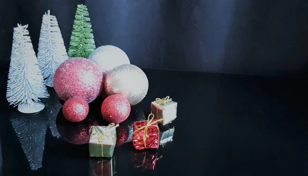 Composition Décorée Noël Avec Petits Sapins Boules Cadeaux — Photo