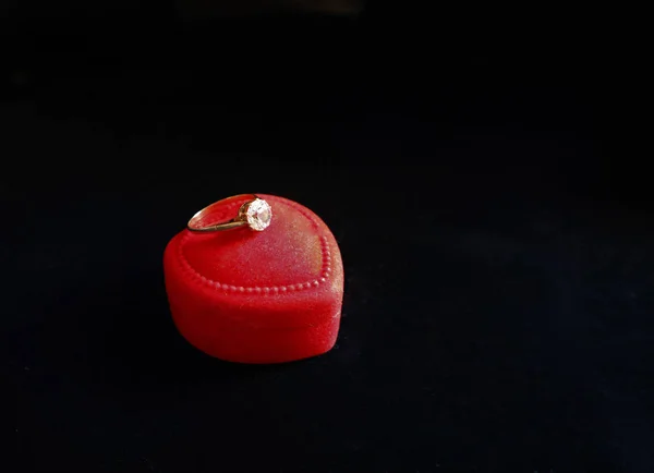 Siyah Arka Plan Üzerinde Nişan Yüzüğü Sevgililer Günü — Stok fotoğraf