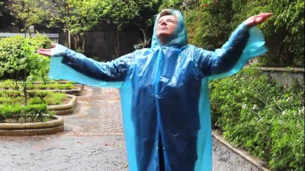 Retrato Mujer Sonriente Mediana Edad Con Impermeable Mujer Bajo Lluvia — Vídeo de stock