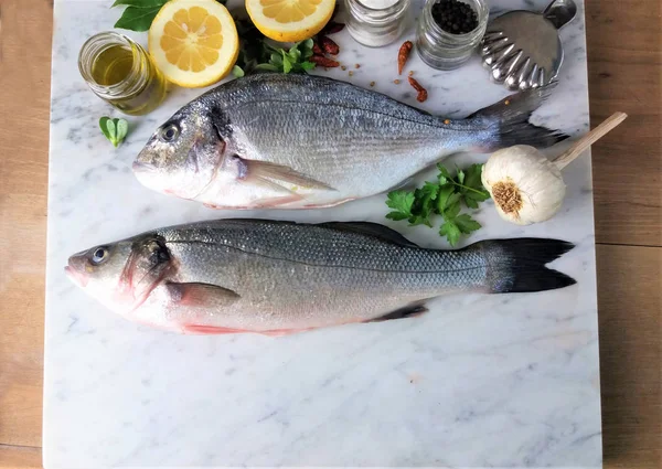 Friss hal, citrom és fűszerek a márvány — Stock Fotó