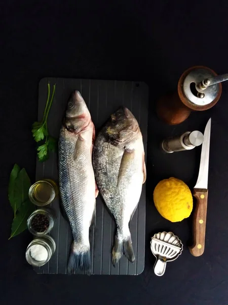 Pescado fresco con limón y especias —  Fotos de Stock