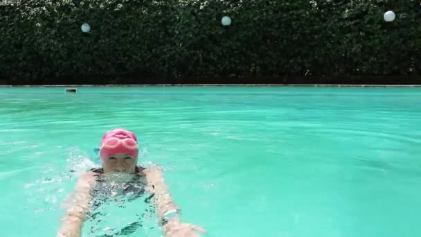 Улыбающаяся Пожилая Женщина Плавает Бассейне — стоковое видео