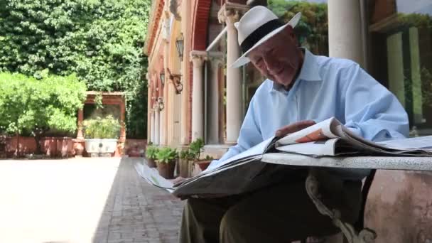 Старейшина Читает Прессу Senior Man Reading Newspaper While Sitting Park — стоковое видео