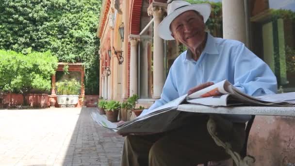 Ancião Imprensa Homem Sênior Lendo Jornal Enquanto Sentado Parque — Vídeo de Stock