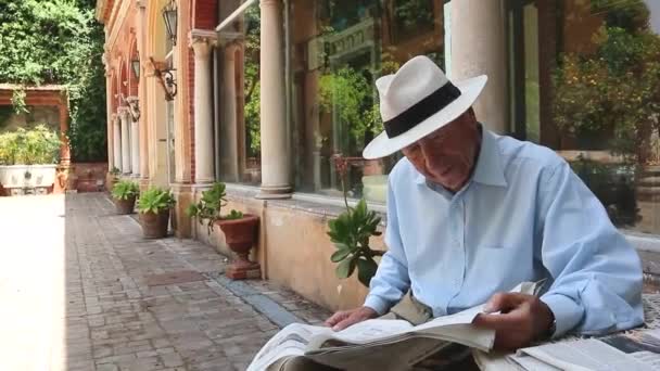 Старейшина Читает Прессу Senior Man Reading Newspaper While Sitting Park — стоковое видео