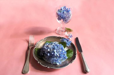 Tabak ve çatal ile yenilebilir çiçek bir ürün yelpazesine görünümü.