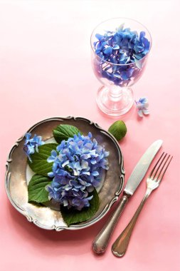 Tabak ve çatal ile yenilebilir çiçek bir ürün yelpazesine görünümü.