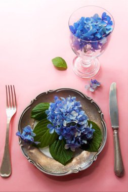 Tabak ve çatal ile yenilebilir çiçek bir ürün yelpazesine görünümü.