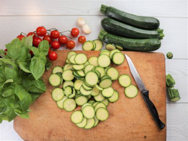 kiraz ve otlar ile dilimlenmiş kabaklar