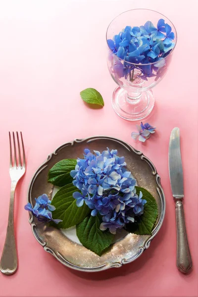 Tabak ve çatal ile yenilebilir çiçek bir ürün yelpazesine görünümü.