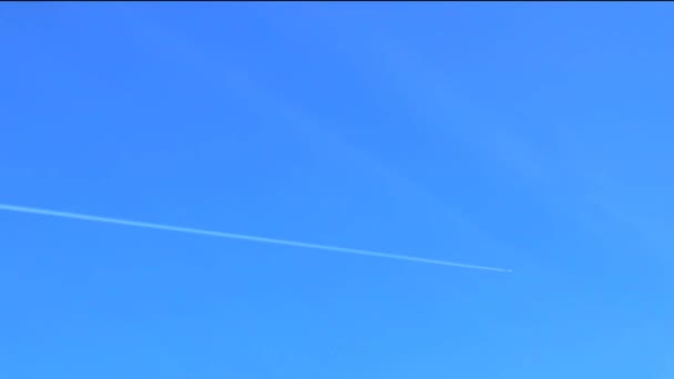 Witte Spoor Van Een Vliegtuig Blauwe Lucht — Stockvideo