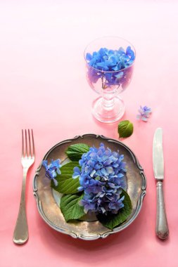 Tabak ve çatal ile yenilebilir çiçek bir ürün yelpazesine görünümü.