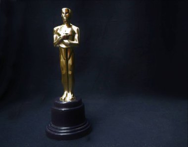 Siyah arka plan üzerinde Oscar altın heykeli