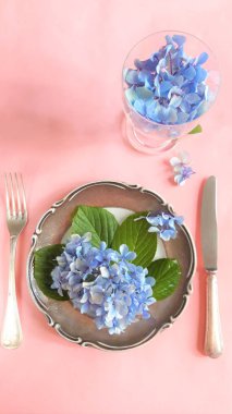 Tabak ve çatal ile yenilebilir çiçek bir ürün yelpazesine görünümü.