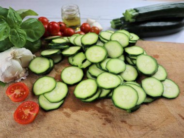 kiraz ve otlar ile dilimlenmiş kabaklar