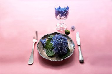 Tabak ve çatal ile yenilebilir çiçek bir ürün yelpazesine görünümü.