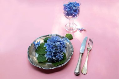 Tabak ve çatal ile yenilebilir çiçek bir ürün yelpazesine görünümü.